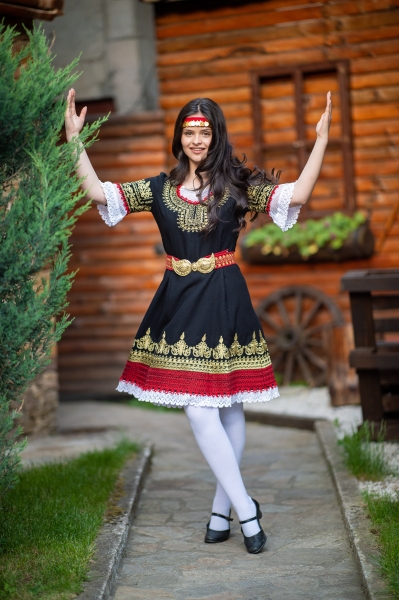 Стилизирана Родопска носия