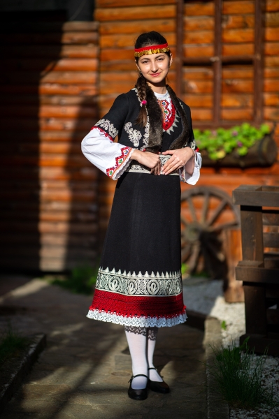 Дамска Родопска носия
