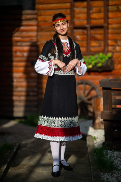 Дамска Родопска носия