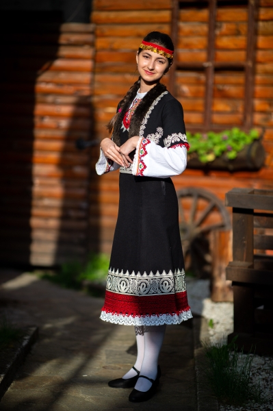 Дамска Родопска носия