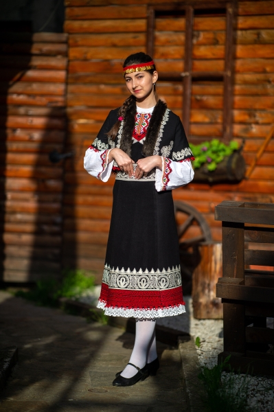Дамска Родопска носия