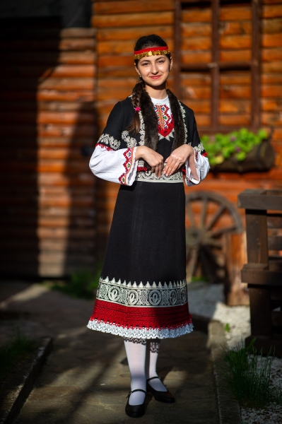 Дамска Родопска носия
