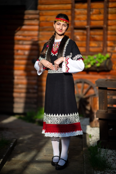 Дамска Родопска носия