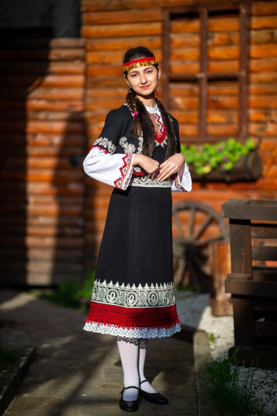 Дамска Родопска носия