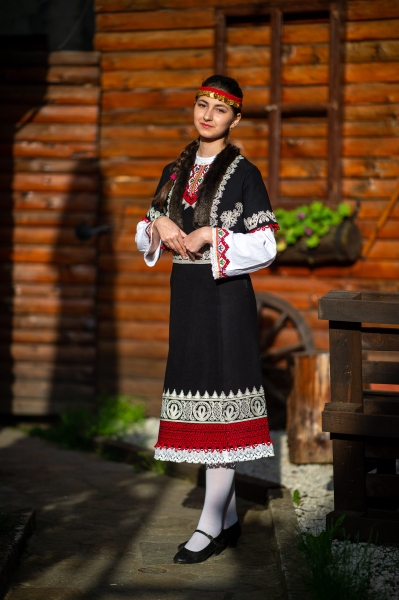 Дамска Родопска носия