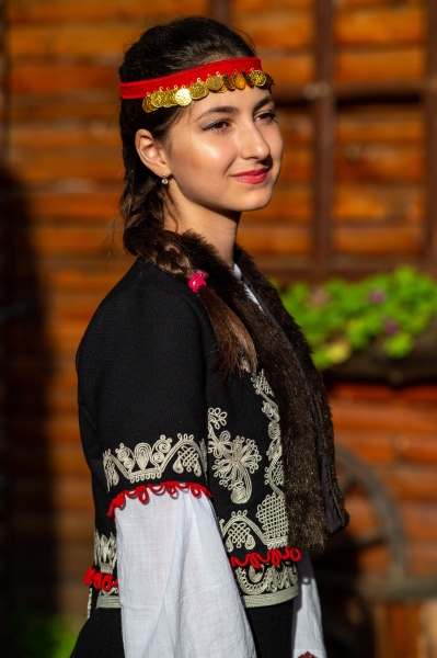 Дамска Родопска носия