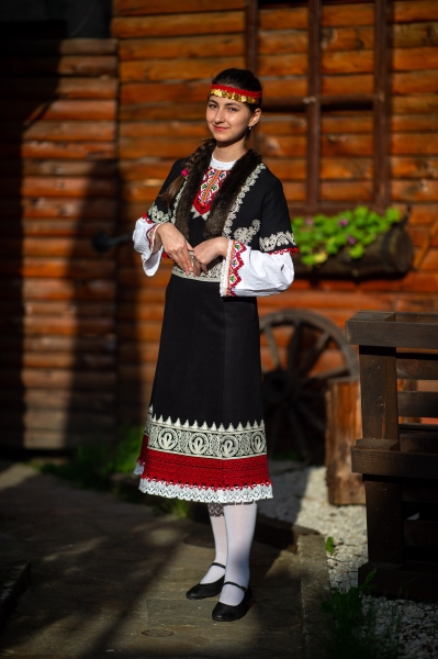Дамска Родопска носия
