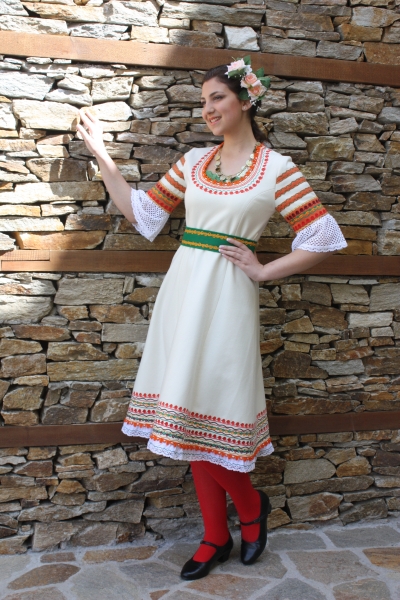 Фолклорна дамска носия