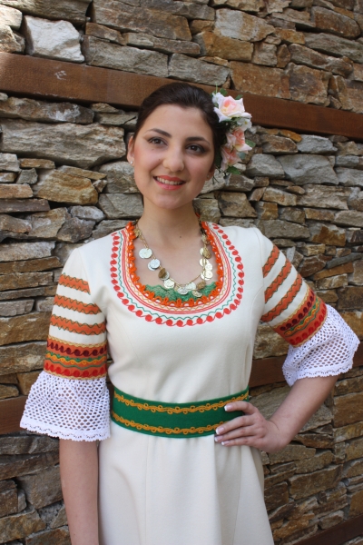 Фолклорна дамска носия