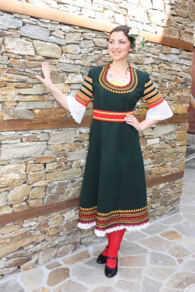 Фолклорна дамска носия