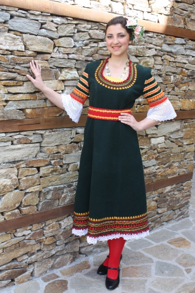Фолклорна дамска носия