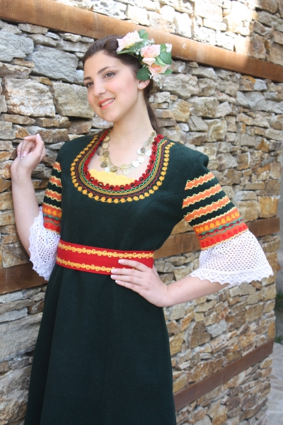 Фолклорна дамска носия
