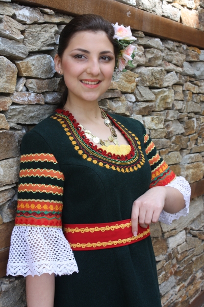 Фолклорна дамска носия