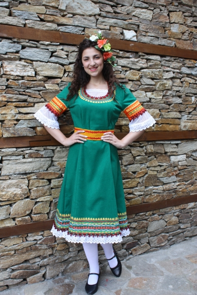 Фолклорна дамска носия