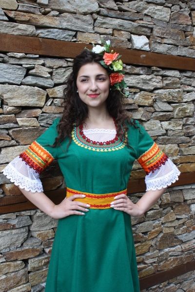Фолклорна дамска носия