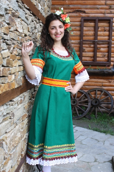 Фолклорна дамска носия