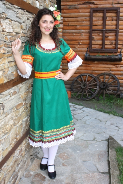 Фолклорна дамска носия