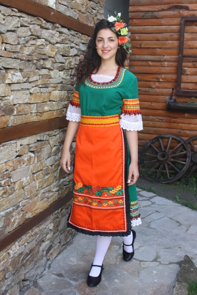 Фолклорна дамска носия