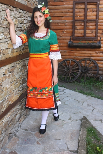 Фолклорна дамска носия