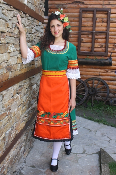 Фолклорна дамска носия