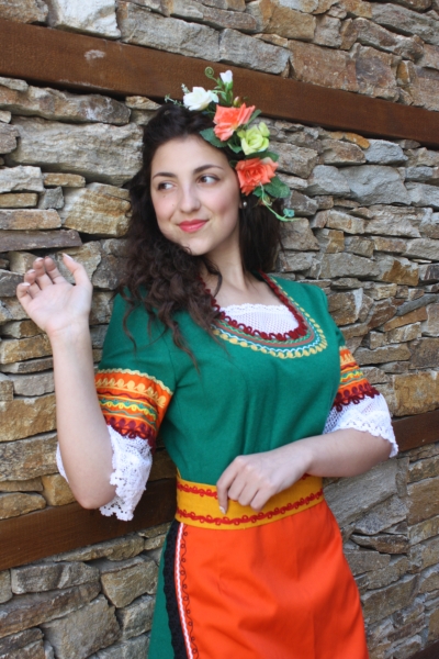 Фолклорна дамска носия