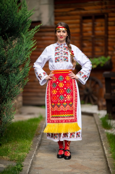 Тракийска дълга риза с престилка и колан